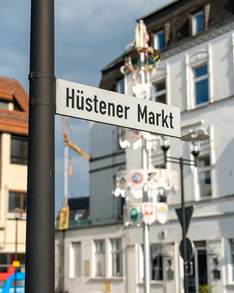 Straßenschild Hüstener Markt vor Gebäuden im Ortszentrum