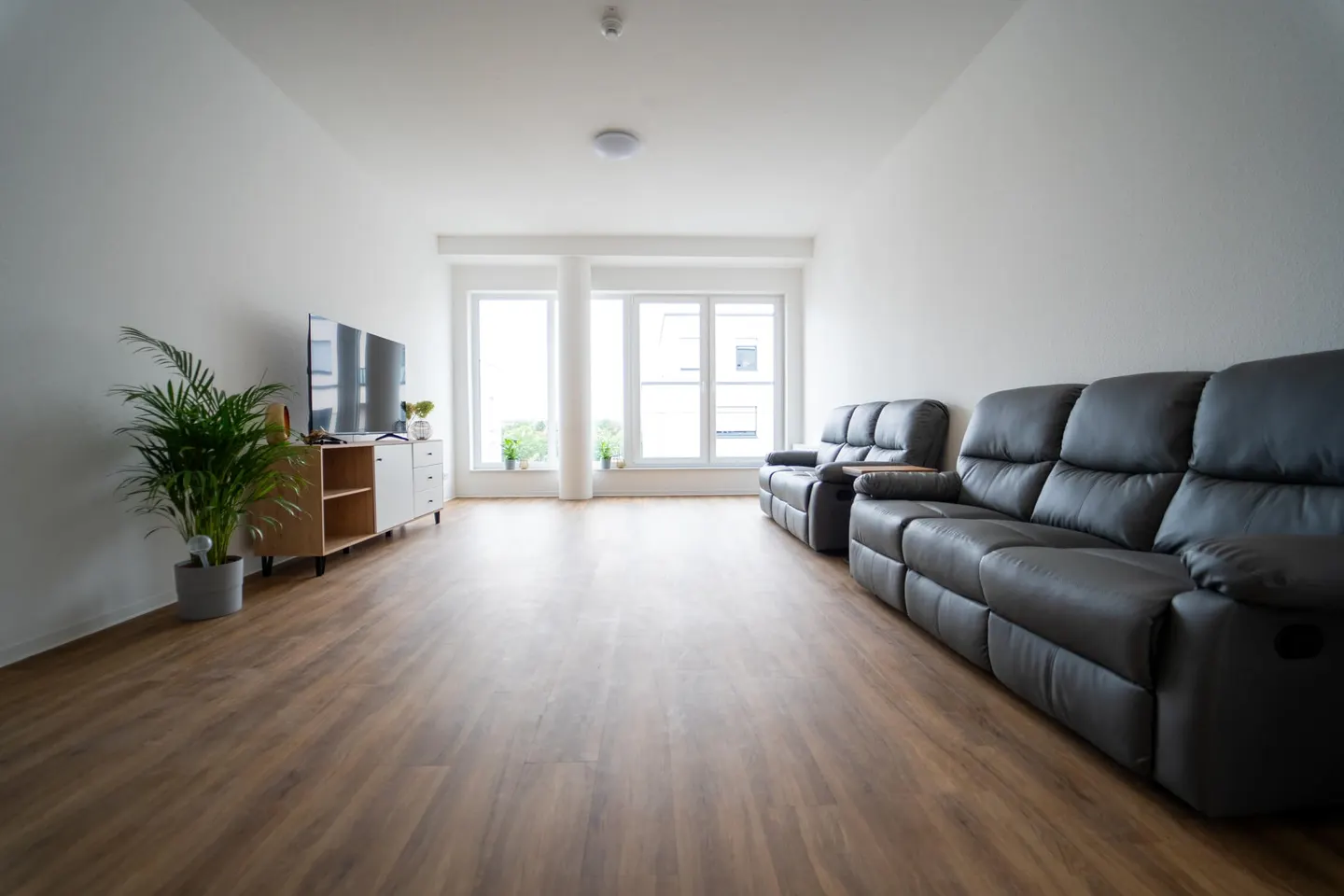Heller Gemeinschaftsraum mit Sofas und großen Fenstern in den Springbachhöfen