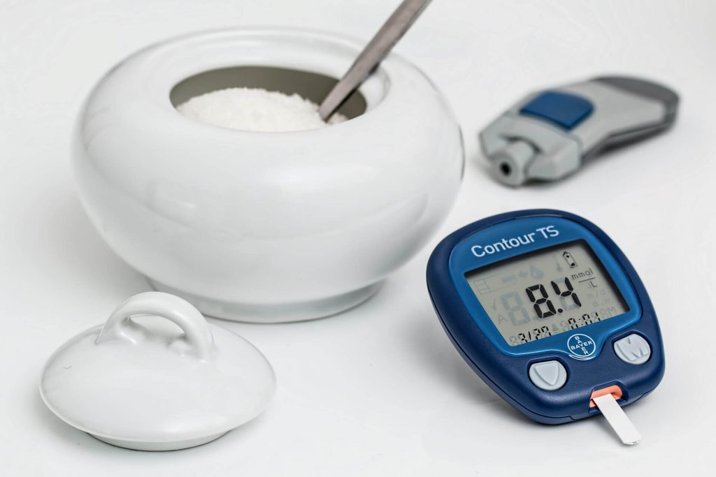 Zucker und ein entsprechendes Messgerät. Dies braucht man, wenn man Diabetes hat (umgangssprachlich Zuckerkrank ist)